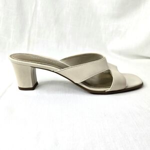 Naturalizer leather slides. Off white 8M